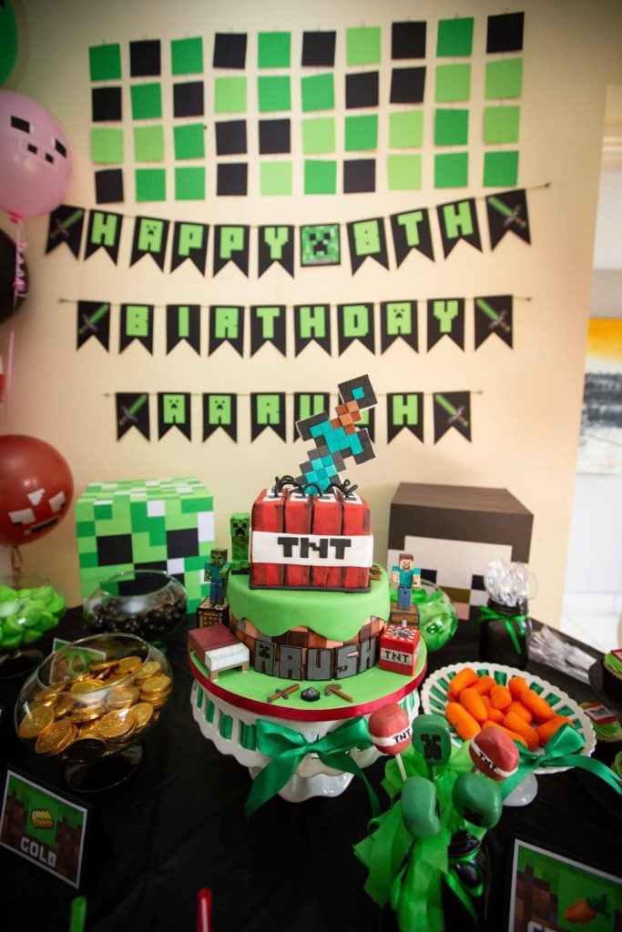 Minecraft themed Birthday party tablescape